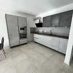 3 Zw 95 M2 Neubau Kostenlos Parkplatz Im Hof Appartamento