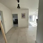 3 Zw 95 M2 Neubau Kostenlos Parkplatz Im Hof Appartamento