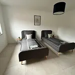 3 Zw 95 M2 Neubau Kostenlos Parkplatz Im Hof Apartment *