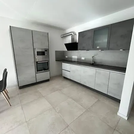 3 Zw 95 M2 Neubau Kostenlos Parkplatz Im Hof Apartment